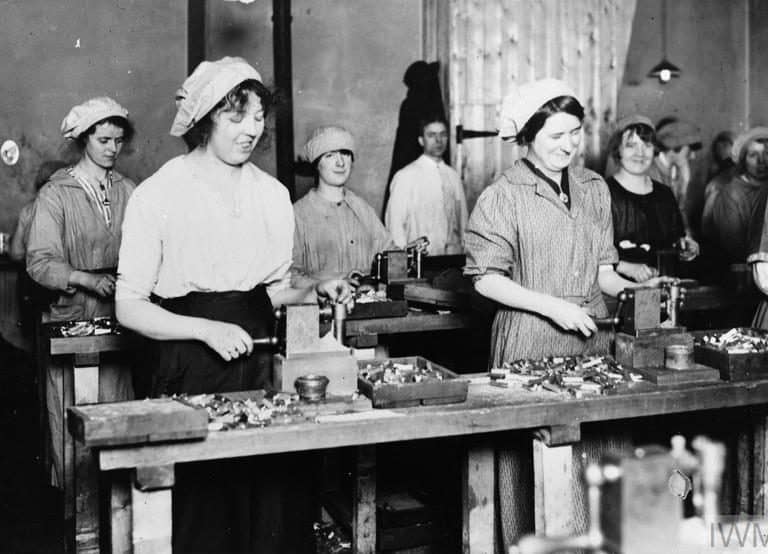 Female-workers-munitions-former-jewellers_©-IWM-Q-108399