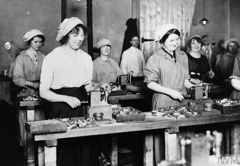 Female-workers-munitions-former-jewellers_©-IWM-Q-108399